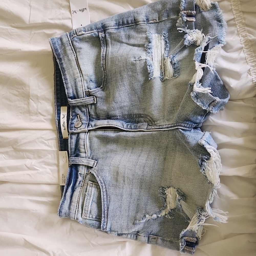 Light wash distresses jean shorts